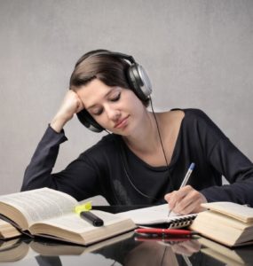 هل الاستماع للموسيقى أثناء الدراسة يفيدك حقاً ؟