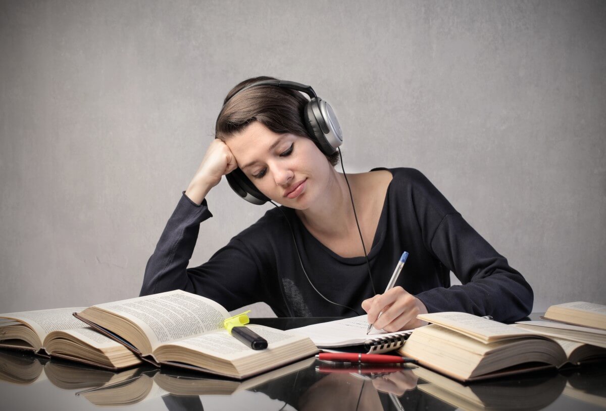 هل الاستماع للموسيقى أثناء الدراسة يفيدك حقاً ؟