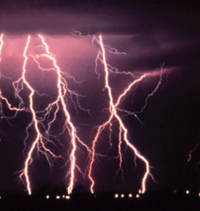 مصدر الصورة : ظاهرة البرق https://www.nssl.noaa.gov/education/svrwx101/lightning/- مصدر الصورة